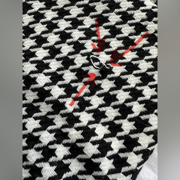 ✨ SOLD ✨ EUC Akira Chicago Red Label Black White Houndstooth Fringe Long Scarf - Picture 5 of 8